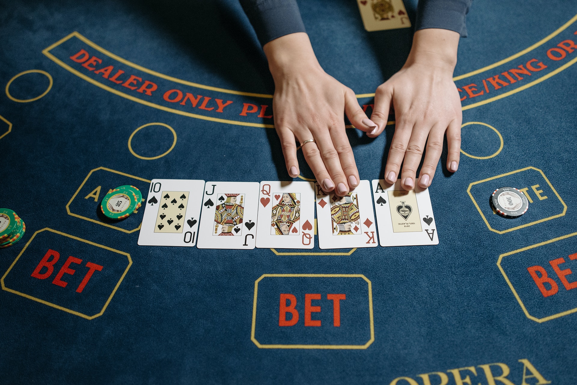 How Online Casinos Became a Famous Source of Entertainment