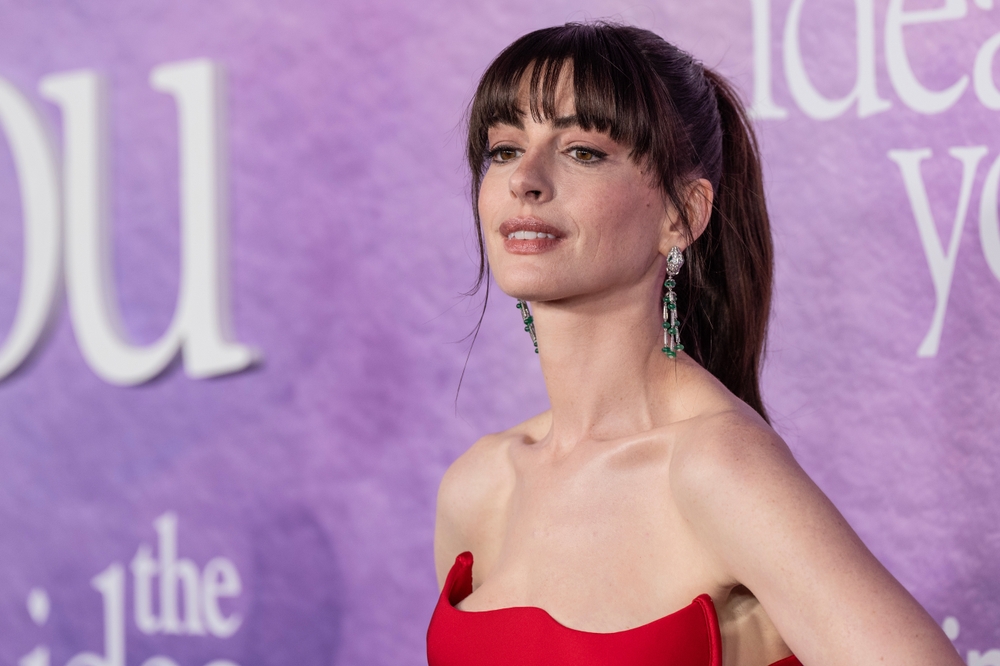 Anne Hathaway and Dakota Johnson Kiss in First ‘Verity’ Trailer