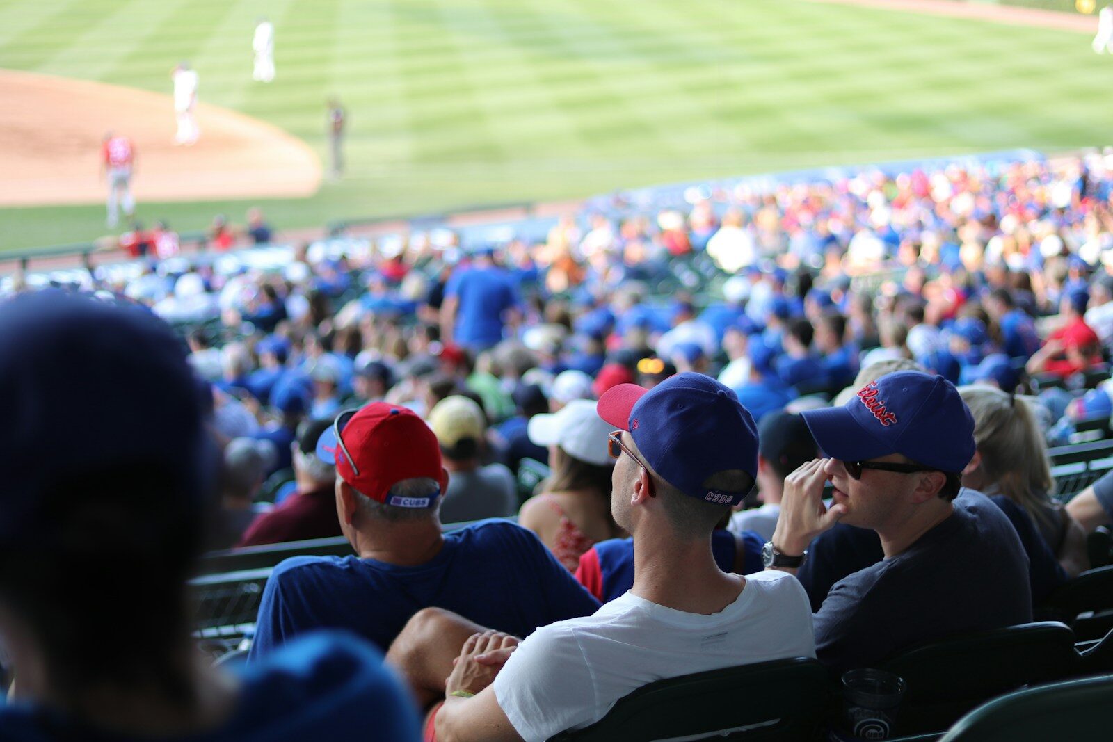 Cubs’ Ian Happ Buys Fans Beer With $300 Toss in Possible Final Home Game